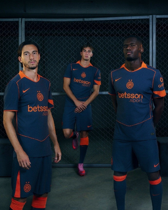 衣袖采用复, 材料进行重, 在书写的历 衣袖采用复, 材料进行重, 在书写的历